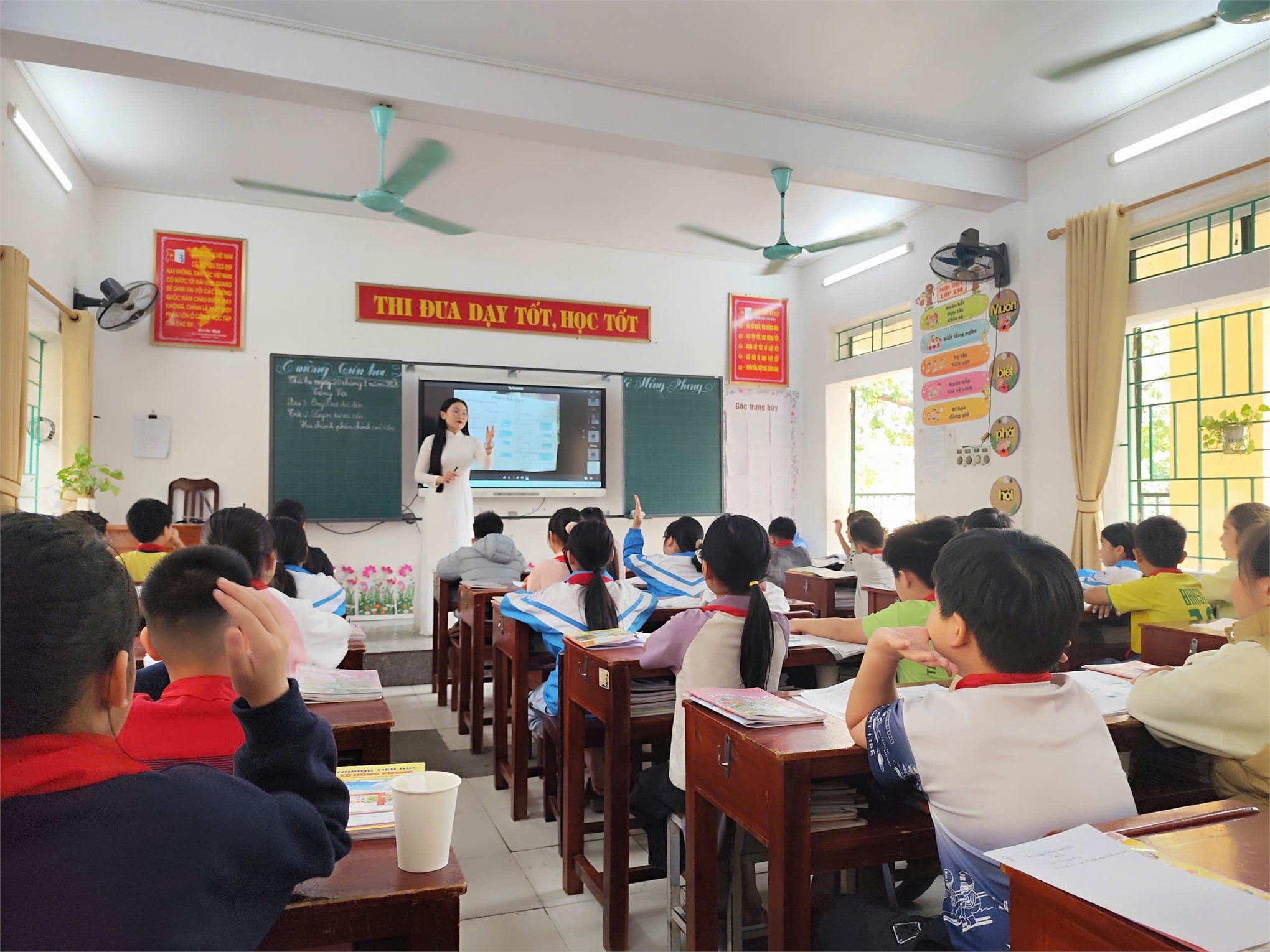 SINH VIÊN NGÀNH GIÁO DỤC TIỂU HỌC – TRƯỜNG ĐẠI HỌC HOA LƯ TỰ TIN, BẢN LĨNH THỂ HIỆN NĂNG LỰC NGHỀ NGHIỆP TRONG PHẦN THI GIẢNG - HỘI THI NGHIỆP VỤ NGHỀ NGHIỆP NĂM HỌC 2025 – 2026