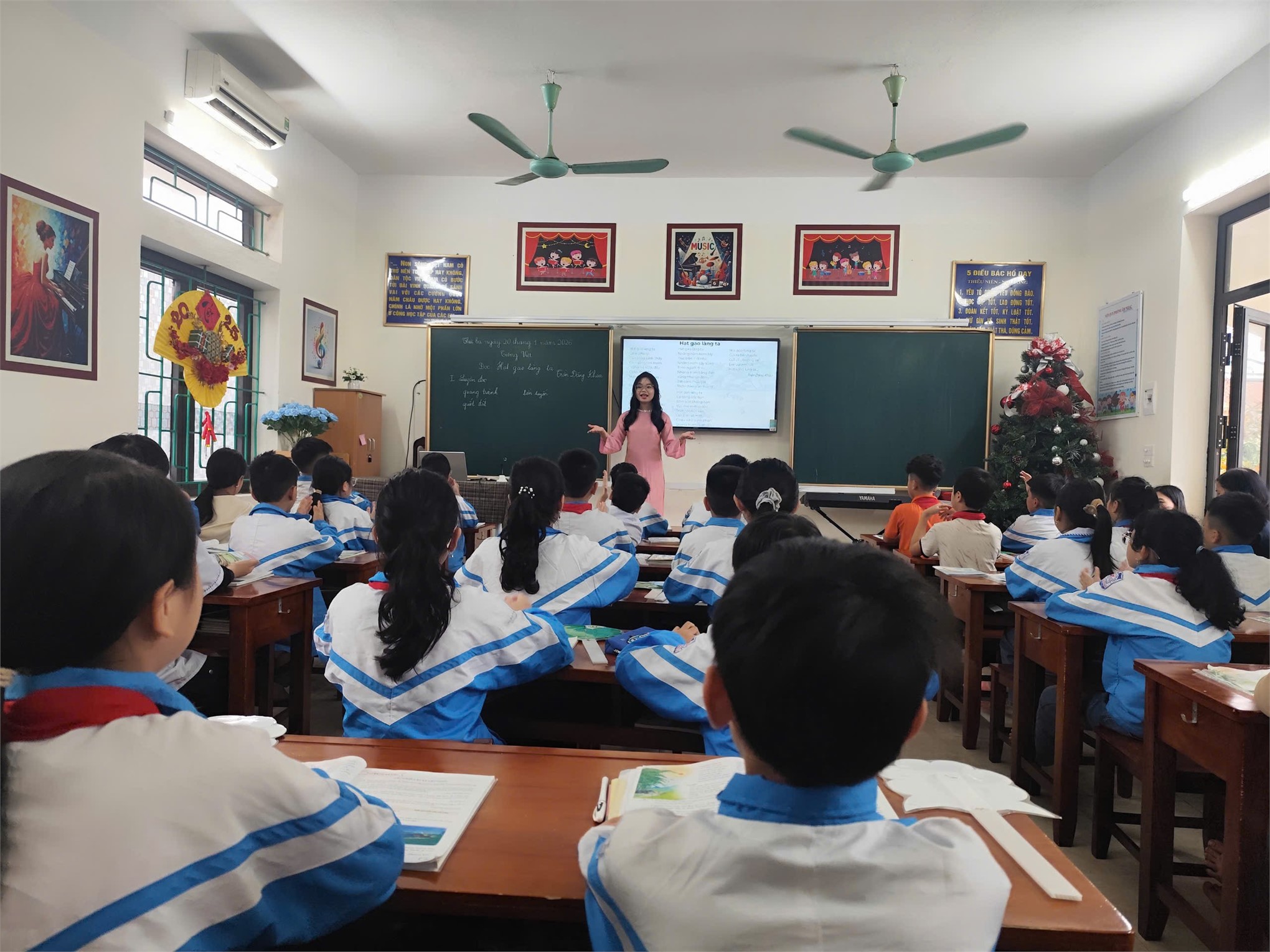 SINH VIÊN NGÀNH GIÁO DỤC TIỂU HỌC – TRƯỜNG ĐẠI HỌC HOA LƯ TỰ TIN, BẢN LĨNH THỂ HIỆN NĂNG LỰC NGHỀ NGHIỆP TRONG PHẦN THI GIẢNG - HỘI THI NGHIỆP VỤ NGHỀ NGHIỆP NĂM HỌC 2025 – 2026