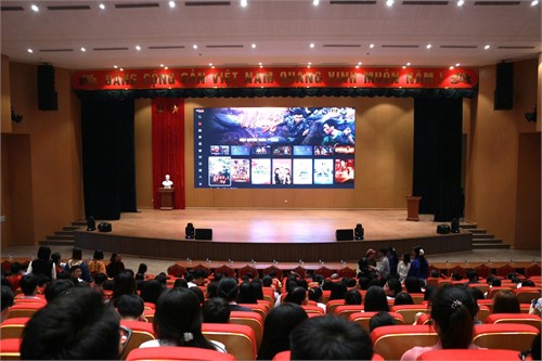 KHÔNG KHÍ HÀO HÙNG, XÚC ĐỘNG TRONG BUỔI CHIẾU PHIM “MƯA ĐỎ” TẠI TRƯỜNG ĐẠI HỌC HOA LƯ