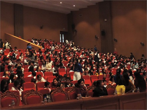 KHÔNG KHÍ HÀO HÙNG, XÚC ĐỘNG TRONG BUỔI CHIẾU PHIM “MƯA ĐỎ” TẠI TRƯỜNG ĐẠI HỌC HOA LƯ