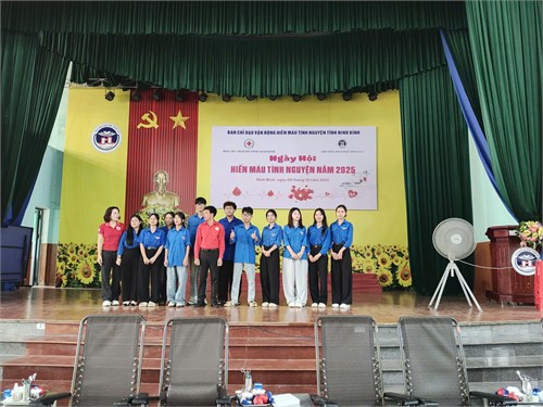SINH VIÊN TÌNH NGUYỆN HỖ TRỢ CHƯƠNG TRÌNH HIẾN MÁU TÌNH NGUYỆN NĂM 2025