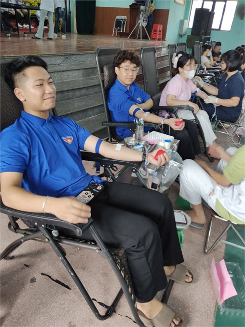 SINH VIÊN TÌNH NGUYỆN HỖ TRỢ CHƯƠNG TRÌNH HIẾN MÁU TÌNH NGUYỆN NĂM 2025