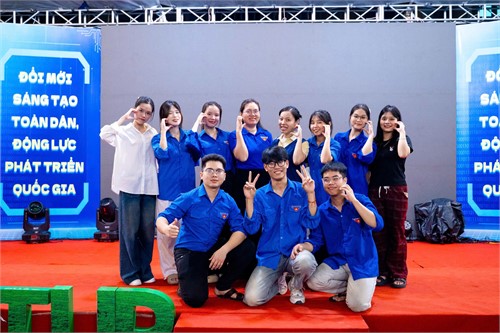 ĐOÀN VIÊN THANH NIÊN TRƯỜNG ĐH HOA LƯ HỖ TRỢ TRIỂN LÃM ĐỔI MỚI SÁNG TẠO 2025