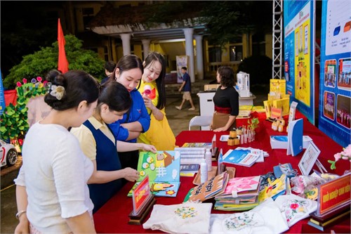 ĐOÀN VIÊN THANH NIÊN TRƯỜNG ĐH HOA LƯ HỖ TRỢ TRIỂN LÃM ĐỔI MỚI SÁNG TẠO 2025