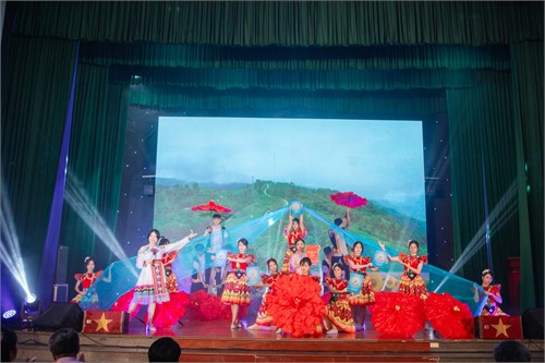 CHƯƠNG TRÌNH CHÀO TÂN SINH VIÊN KHÓA 18 TRƯỜNG ĐẠI HỌC HOA LƯ VÀ HỌC SINH KHÓA 6 TRƯỜNG PTTHSP TRÀNG AN