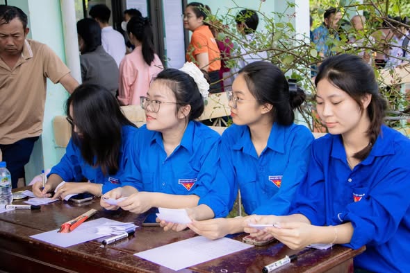 TUỔI TRẺ TRƯỜNG ĐẠI HỌC HOA LƯ ĐỒNG HÀNH TRONG NGÀY NHẬP HỌC ĐẦU TIÊN CỦA TÂN SINH VIÊN D18