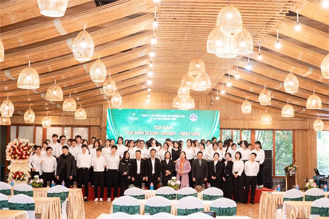 SINH VIÊN DU LỊCH KHOÁ 17 THAM QUAN THỰC TẾ TẠI CÔNG TY CỔ PHẦN DỊCH VỤ THƯƠNG MẠI VÀ DU LỊCH DOANH SINH