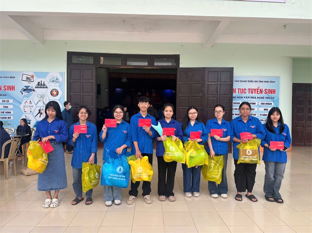 Sinh viên Trường Đại học Hoa Lư tham gia hiến máu tình nguyện tại Chương trình chủ nhật đỏ 2026