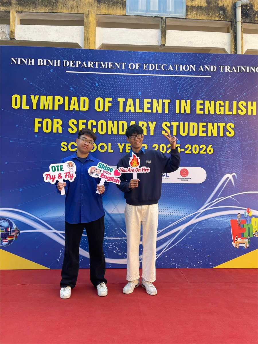 Sinh viên Trường Đại học Hoa Lư tham gia hỗ trợ. phục vụ tại cuộc thi Olypiad of Talent in Enghish for secondary school student