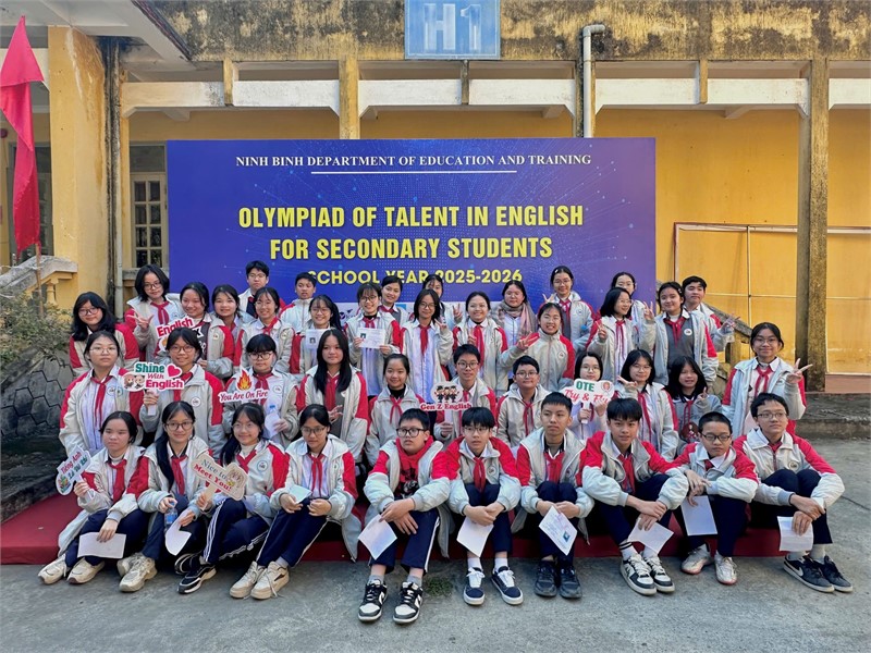 Sinh viên Trường Đại học Hoa Lư tham gia hỗ trợ. phục vụ tại cuộc thi Olypiad of Talent in Enghish for secondary school student