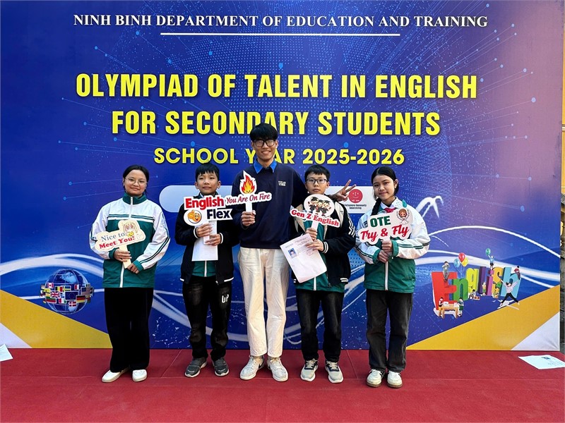 Sinh viên Trường Đại học Hoa Lư tham gia hỗ trợ. phục vụ tại cuộc thi Olypiad of Talent in Enghish for secondary school student