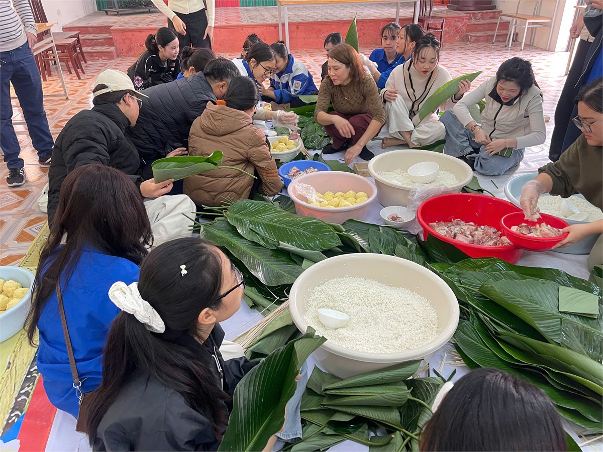 Sinh viên Trường Đại học Hoa Lư tham gia chương trình gói bánh chưng, vui Tết Nguyên đán cùng lưu học sinh Lào