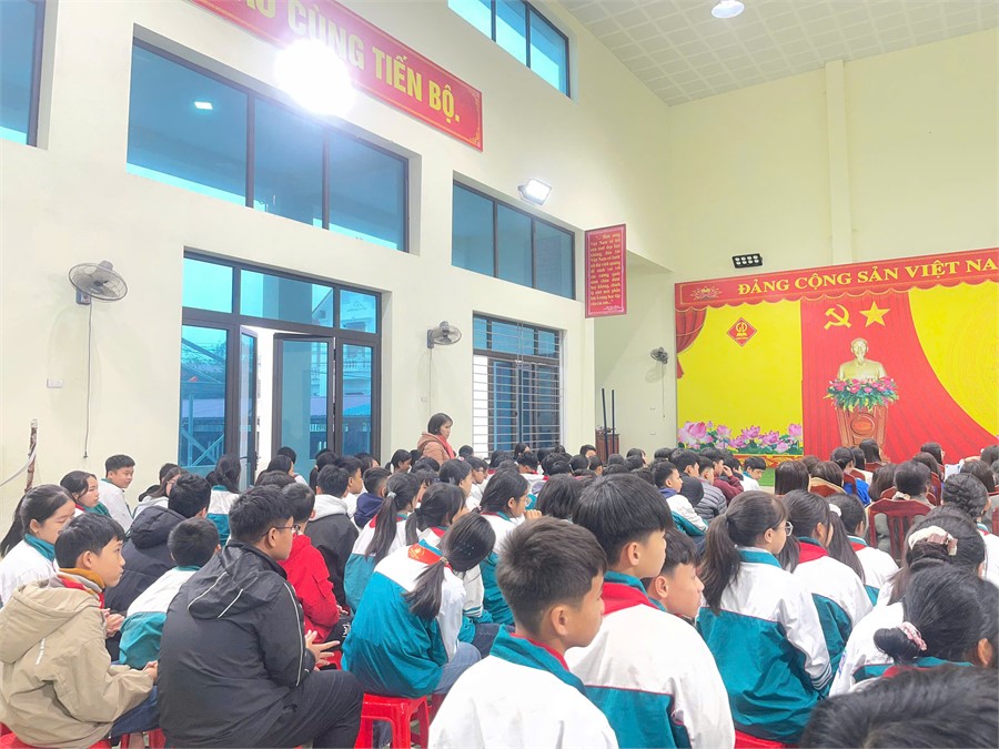 Đoàn Thanh niên – Hội Sinh viên Trường Đại học Hoa Lư tham gia tặng quà cho học sinh có hoàn cảnh khó khăn tại Trường THCS Gia Tân