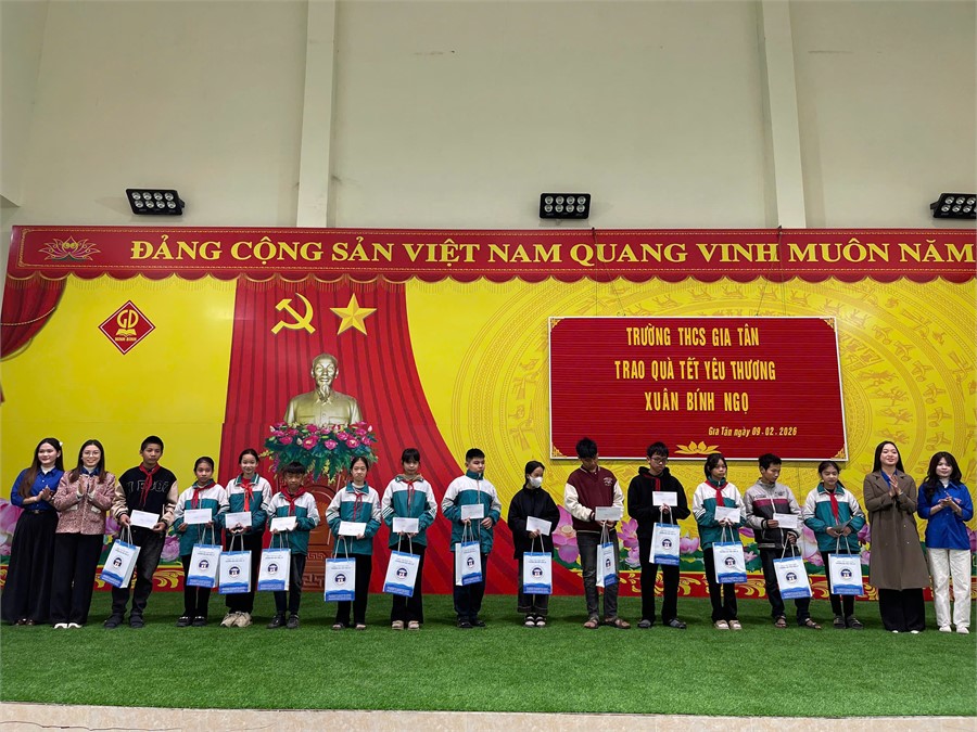 Đoàn Thanh niên – Hội Sinh viên Trường Đại học Hoa Lư tham gia tặng quà cho học sinh có hoàn cảnh khó khăn tại Trường THCS Gia Tân