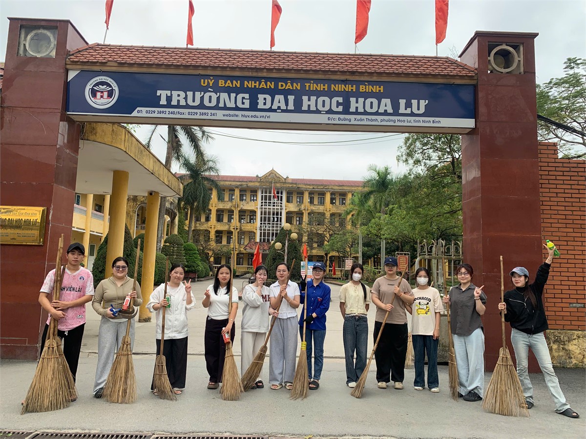 Sinh viên Trường Đại học Hoa Lư tham gia hưởng ứng `Ngày chủ nhật xanh` năm 2026