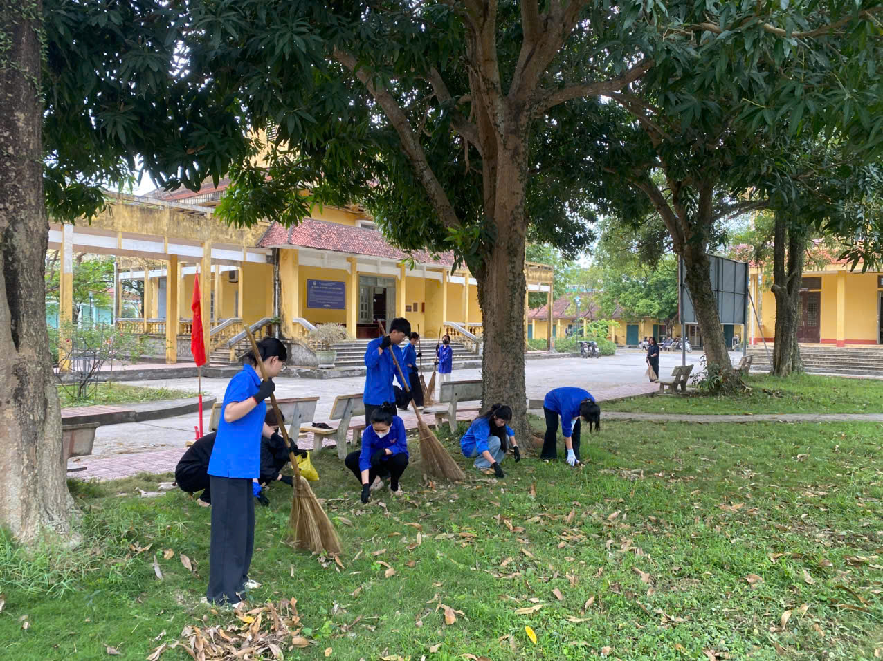 Sinh viên Trường Đại học Hoa Lư tham gia hưởng ứng `Ngày chủ nhật xanh` năm 2026