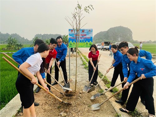 TUỔI TRẺ TRƯỜNG Đại học Hoa Lư CHUNG TAY XÂY DỰNG “HÀNG CÂY THANH NIÊN” TẠI XÃ ĐẠI HOÀNG 🌱