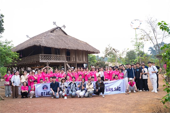 HÀNH TRÌNH TRẢI NGHIỆM THỰC TẾ CỦA SINH VIÊN D18 DU LỊCH – HỌC MÀ CHƠI, CHƠI MÀ HỌC