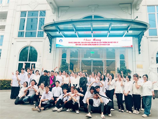 SINH VIÊN NGÀNH DU LỊCH TRƯỜNG ĐẠI HỌC HOA LƯ THAM QUAN THỰC TẾ TẠI KHÁCH SẠN NINH BÌNH LEGEND