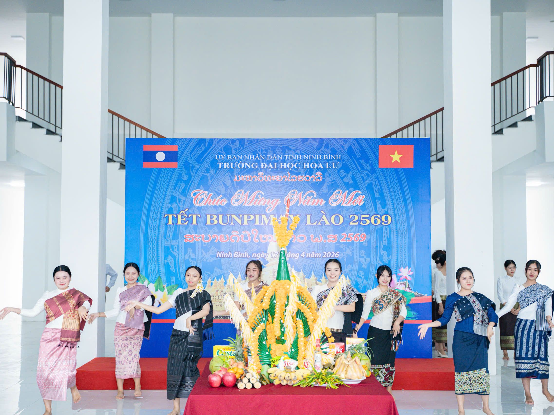 Sinh viên Lào tại trường Đại học Hoa Lư đón tết cổ truyền Bunpimay năm 2026