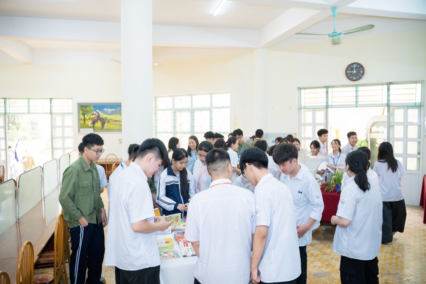 SÔI NỔI CHƯƠNG TRÌNH KỶ NIỆM NGÀY SÁCH VÀ VĂN HOÁ ĐỌC VIỆT NAM (21/4) TẠI TRƯỜNG ĐẠI HỌC HOA LƯ