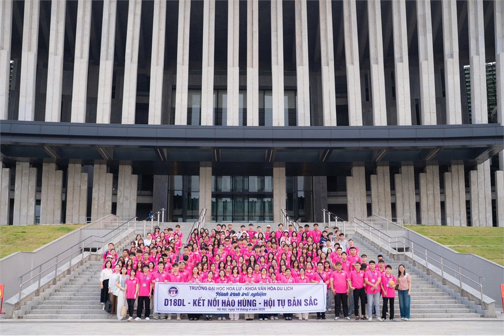 Sinh viên khóa D18 ngành Du lịch tham gia trải nghiệm thực tế tại các địa điểm tại Hà