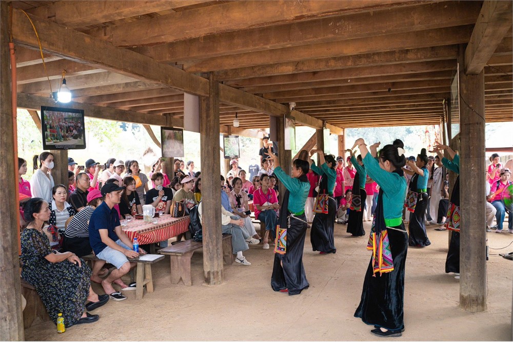 Sinh viên khóa D18 ngành Du lịch tham gia trải nghiệm thực tế tại các địa điểm tại Hà