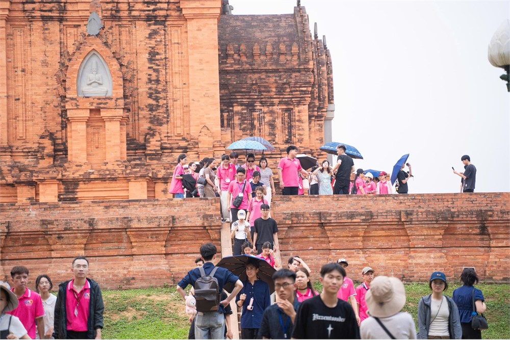 Sinh viên khóa D18 ngành Du lịch tham gia trải nghiệm thực tế tại các địa điểm tại Hà