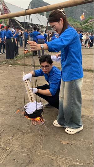 TUỔI TRẺ TRƯỜNG ĐẠI HỌC HOA LƯ SÔI NỔI THAM GIA LỄ HỘI HOA LƯ NĂM 2026