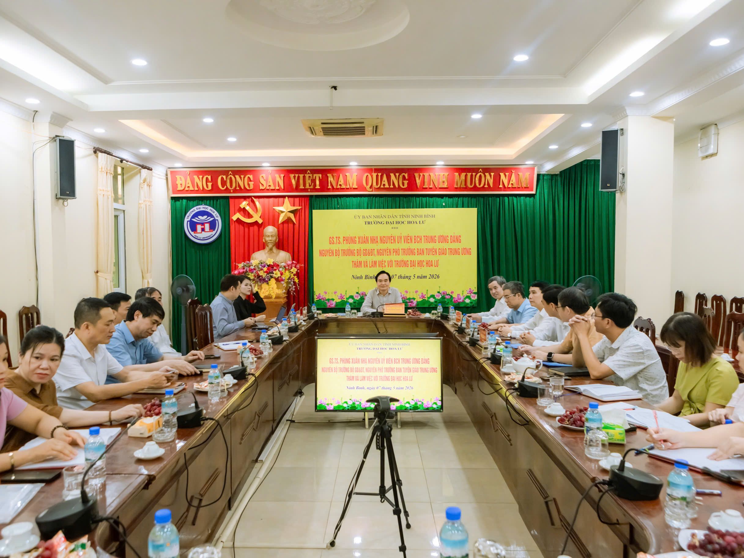 GS.TS Phùng Xuân Nhạ - Nguyên UV BCH TW Đảng, Nguyên Bộ trưởng Bộ Giáo dục và Đào tạo, Nguyên Phó Trưởng Ban Tuyên giáo Trung ương thăm và làm việc với Trường Đại học Hoa Lư