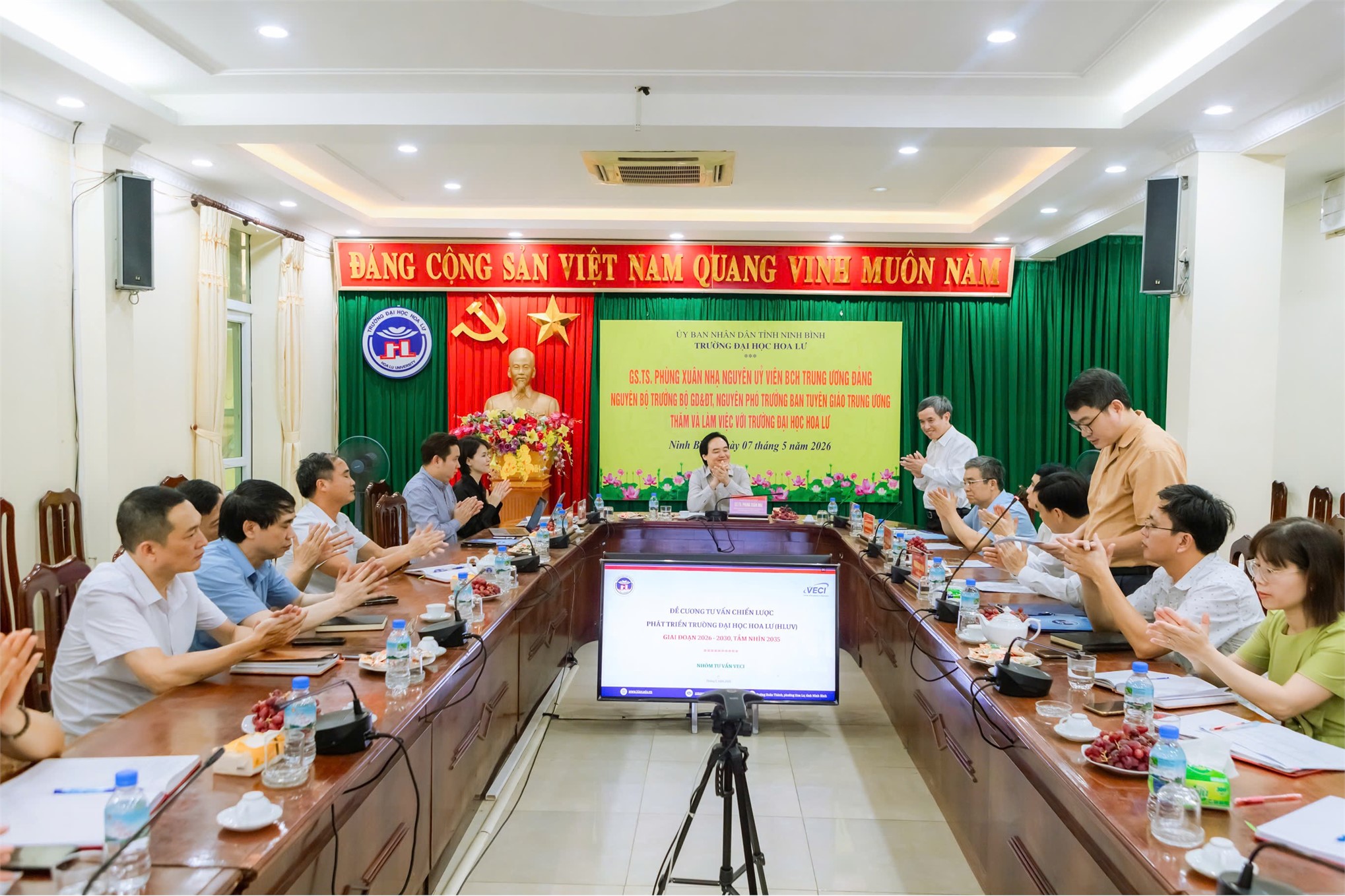 GS.TS Phùng Xuân Nhạ - Nguyên UV BCH TW Đảng, Nguyên Bộ trưởng Bộ Giáo dục và Đào tạo, Nguyên Phó Trưởng Ban Tuyên giáo Trung ương thăm và làm việc với Trường Đại học Hoa Lư