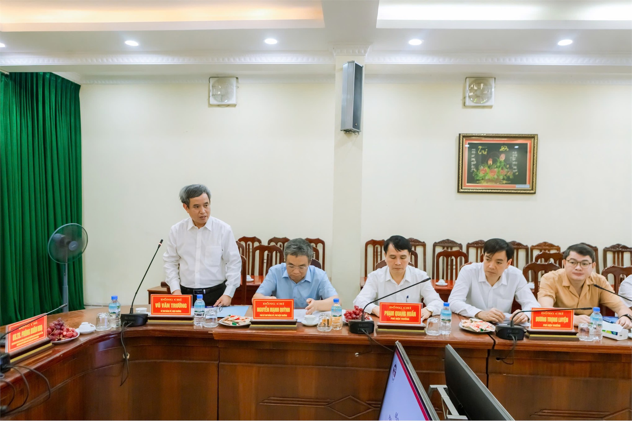 GS.TS Phùng Xuân Nhạ - Nguyên UV BCH TW Đảng, Nguyên Bộ trưởng Bộ Giáo dục và Đào tạo, Nguyên Phó Trưởng Ban Tuyên giáo Trung ương thăm và làm việc với Trường Đại học Hoa Lư