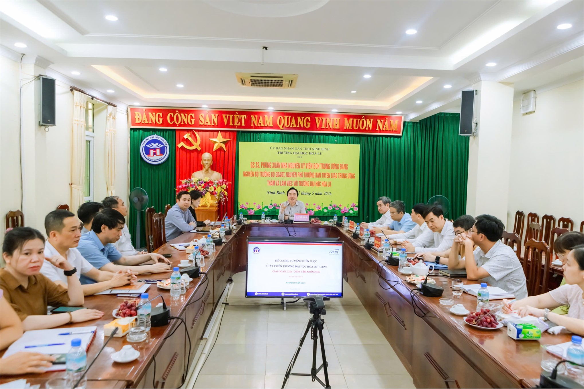 GS.TS Phùng Xuân Nhạ - Nguyên UV BCH TW Đảng, Nguyên Bộ trưởng Bộ Giáo dục và Đào tạo, Nguyên Phó Trưởng Ban Tuyên giáo Trung ương thăm và làm việc với Trường Đại học Hoa Lư