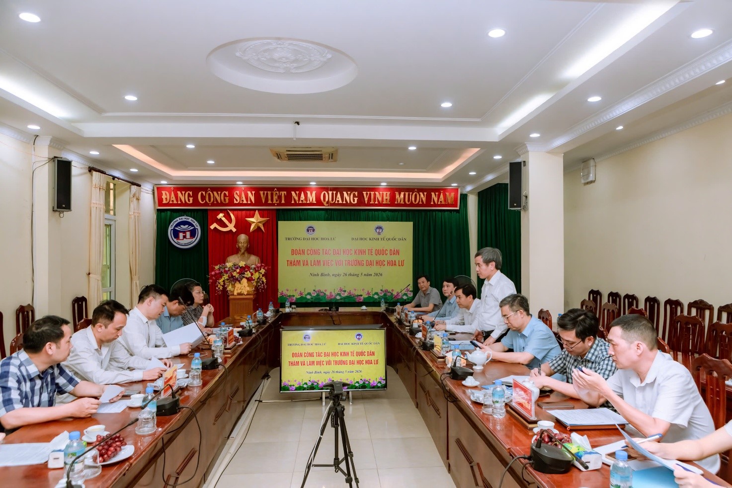Đoàn công tác Đại học Kinh tế quốc dân thăm và làm việc với Trường Đại học Hoa Lư