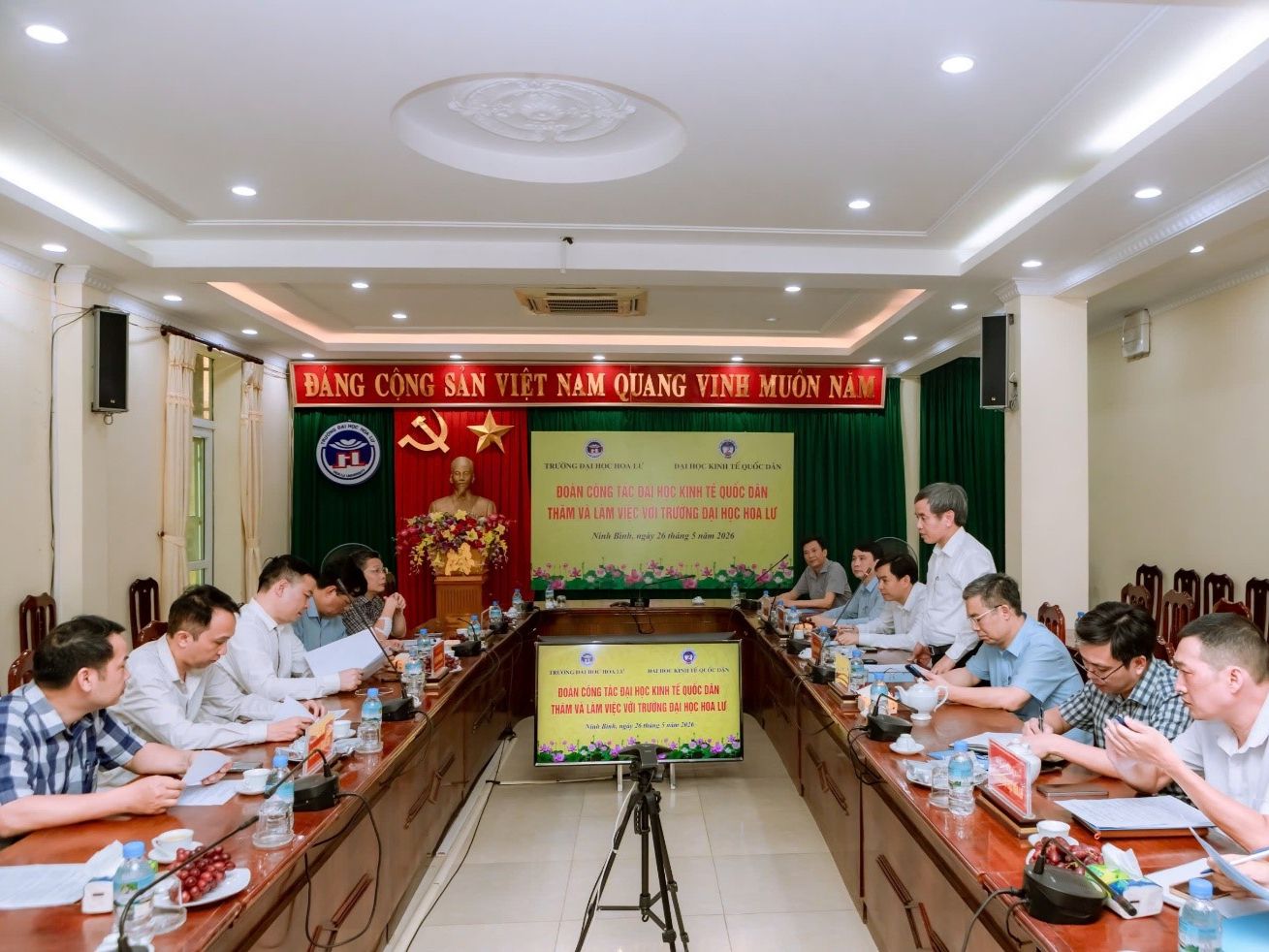 Đoàn công tác Đại học Kinh tế quốc dân thăm và làm việc với Trường Đại học Hoa Lư