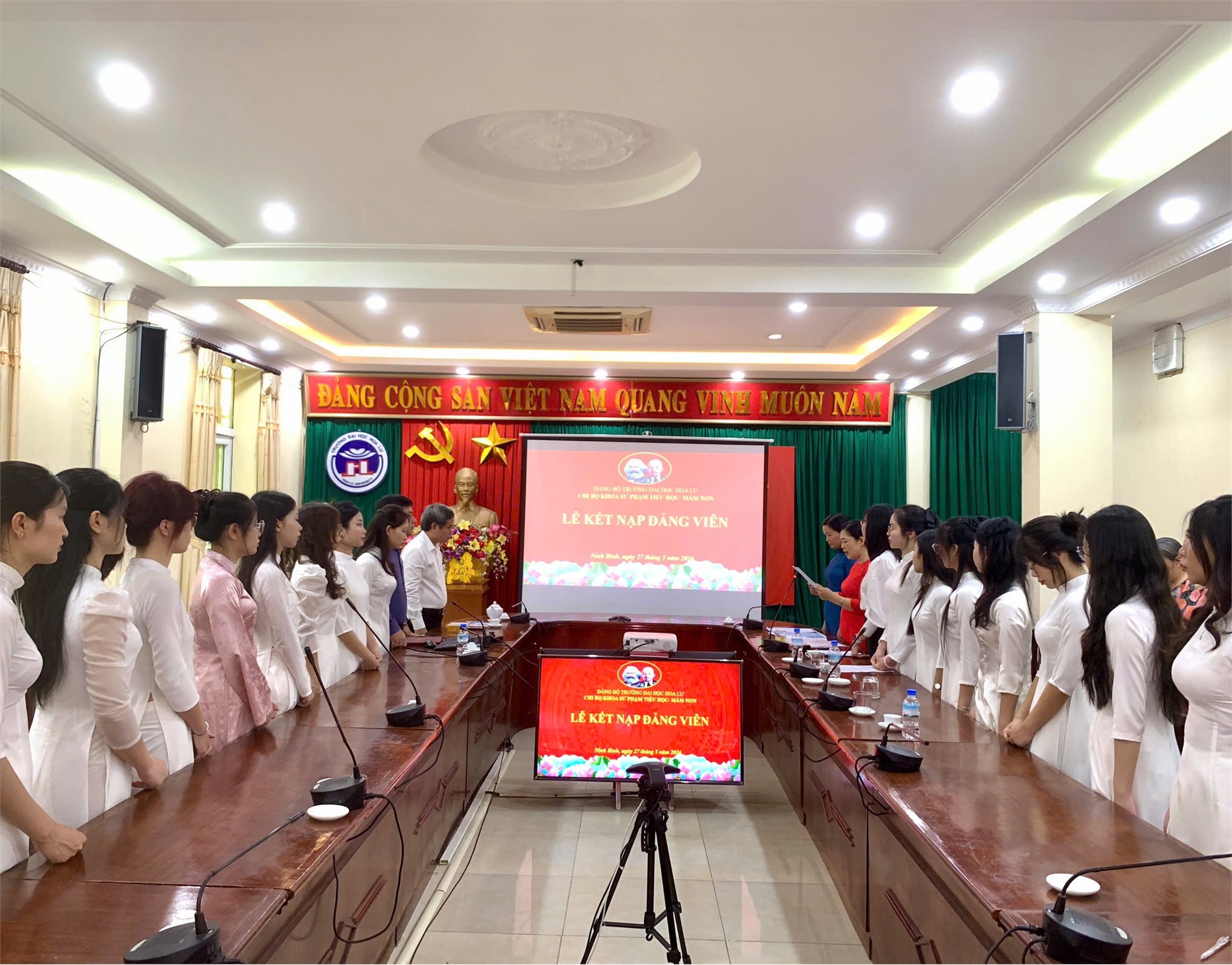 Lễ kết nạp đảng viên mới tại Chi bộ Khoa Sư phạm Tiểu học - Mầm non