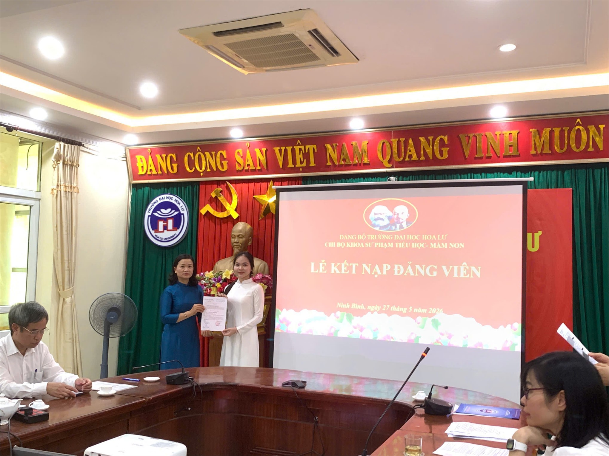 Lễ kết nạp đảng viên mới tại Chi bộ Khoa Sư phạm Tiểu học - Mầm non
