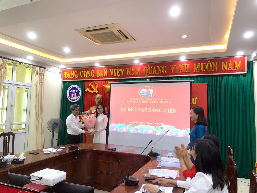 Lễ kết nạp đảng viên mới tại Chi bộ Khoa Sư phạm Tiểu học - Mầm non