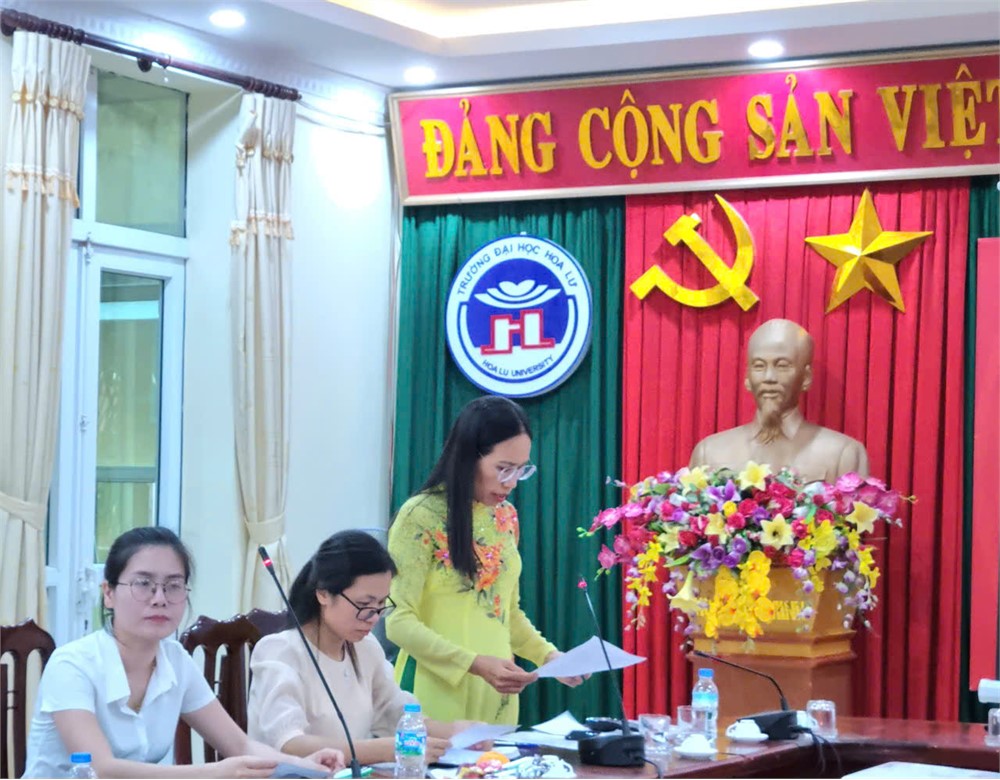 CHI BỘ KHOA KINH TẾ TỔ CHỨC LỄ KẾT NẠP ĐẢNG VIÊN MỚI CHO SINH VIÊN ƯU TÚ