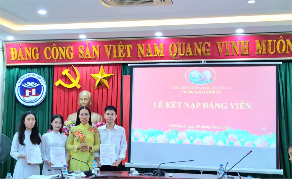 CHI BỘ KHOA KINH TẾ TỔ CHỨC LỄ KẾT NẠP ĐẢNG VIÊN MỚI CHO SINH VIÊN ƯU TÚ