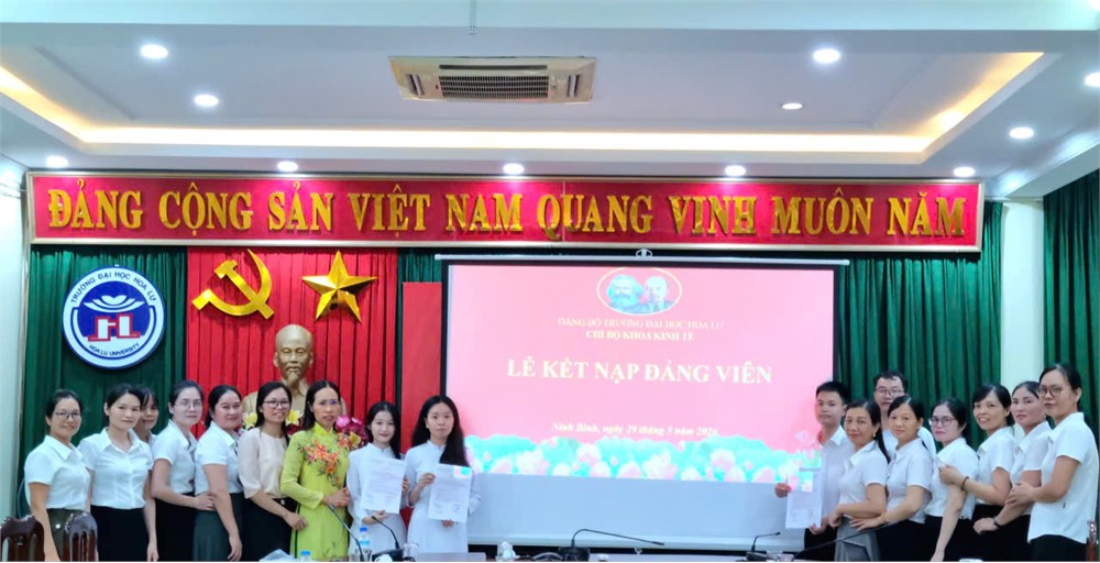 CHI BỘ KHOA KINH TẾ TỔ CHỨC LỄ KẾT NẠP ĐẢNG VIÊN MỚI CHO SINH VIÊN ƯU TÚ