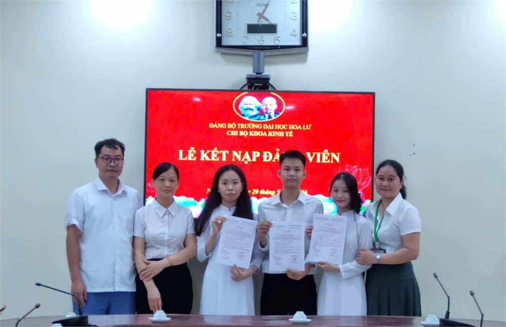 CHI BỘ KHOA KINH TẾ TỔ CHỨC LỄ KẾT NẠP ĐẢNG VIÊN MỚI CHO SINH VIÊN ƯU TÚ