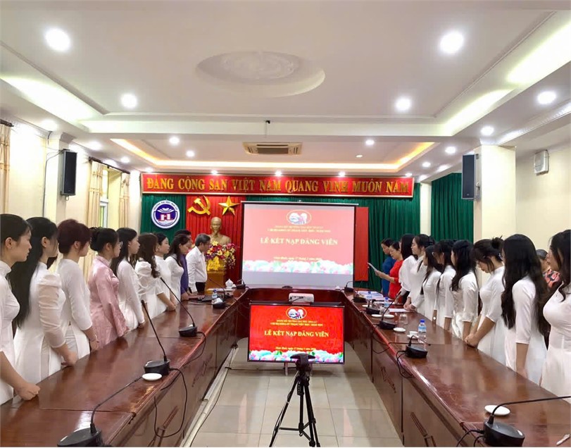 Lễ kết nạp Đảng cho sinh viên: Dấu mốc trưởng thành của tuổi trẻ Trường Đại học Hoa Lư