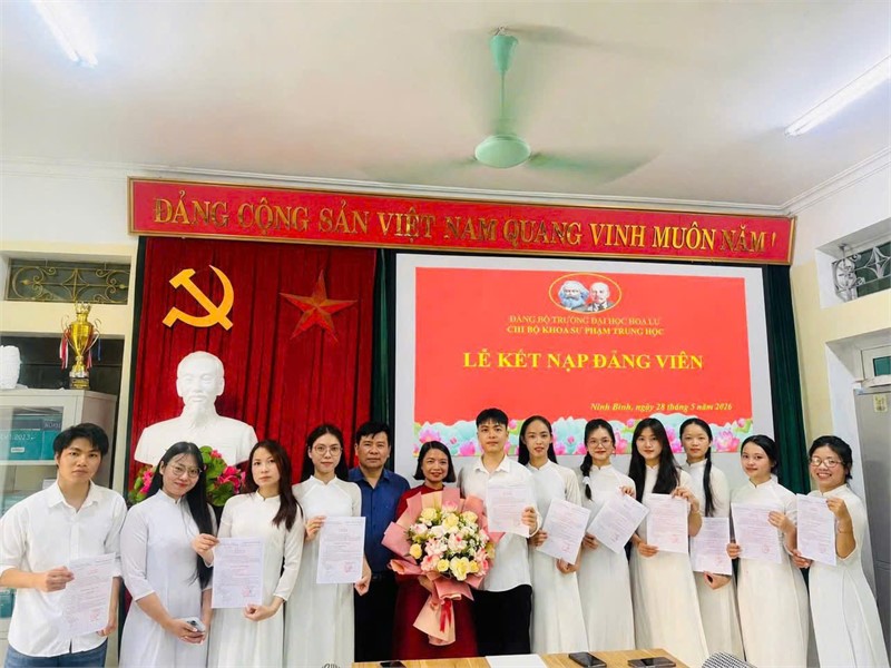 Lễ kết nạp Đảng cho sinh viên: Dấu mốc trưởng thành của tuổi trẻ Trường Đại học Hoa Lư