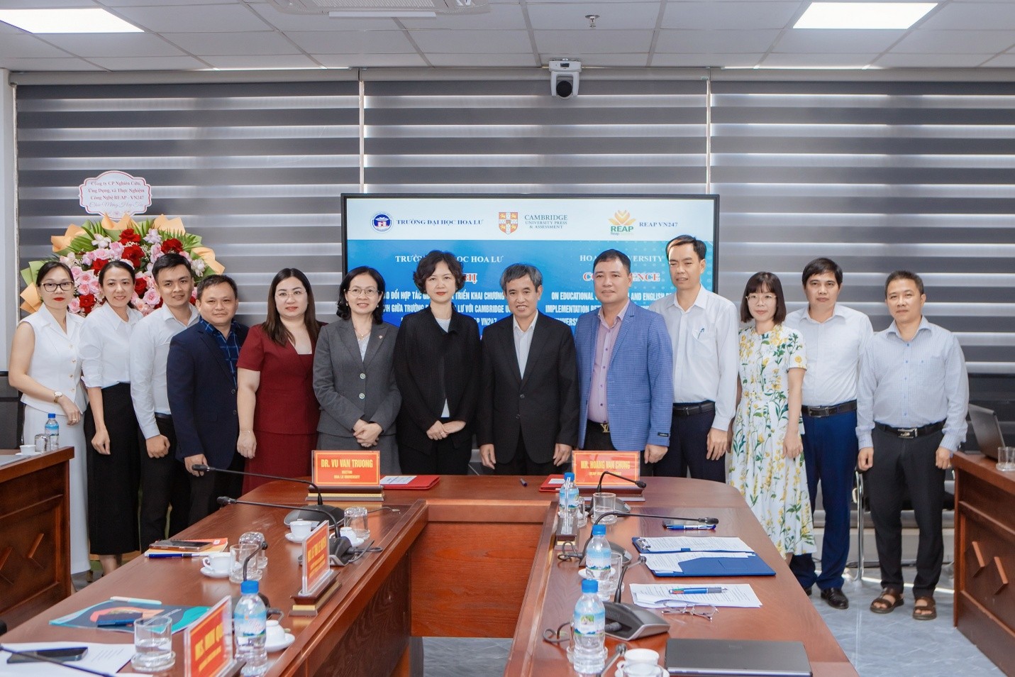 Trường Đại học Hoa Lư làm việc với Đoàn công tác Cambridge University Press & Assessment, REAP VN247 và ký kết Biên bản ghi nhớ với REAP VN247