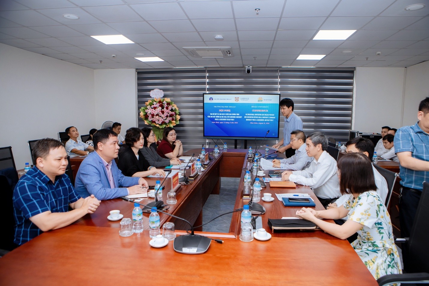 Trường Đại học Hoa Lư làm việc với Đoàn công tác Cambridge University Press & Assessment, REAP VN247 và ký kết Biên bản ghi nhớ với REAP VN247