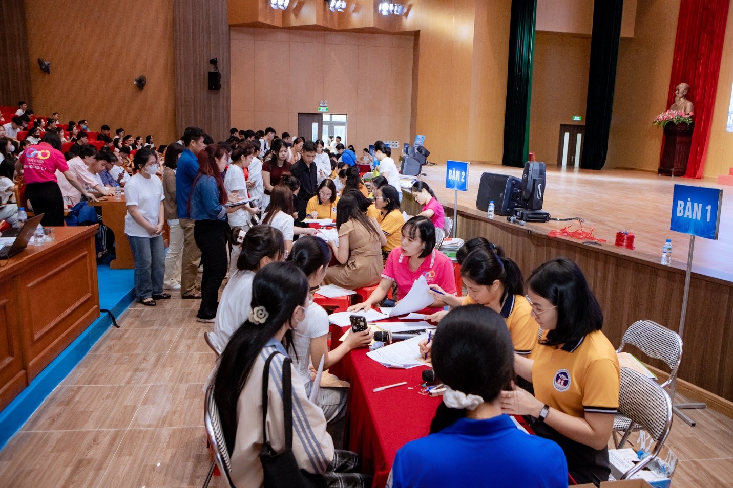 Trường Đại học Hoa Lư đón gần 1.200 tân sinh viên trong hai ngày nhập học năm học 2026-2027