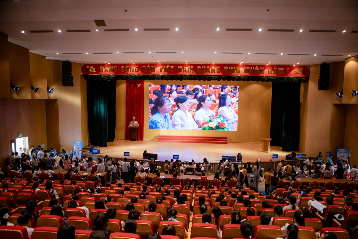Trường Đại học Hoa Lư đón gần 1.200 tân sinh viên trong hai ngày nhập học năm học 2026-2027