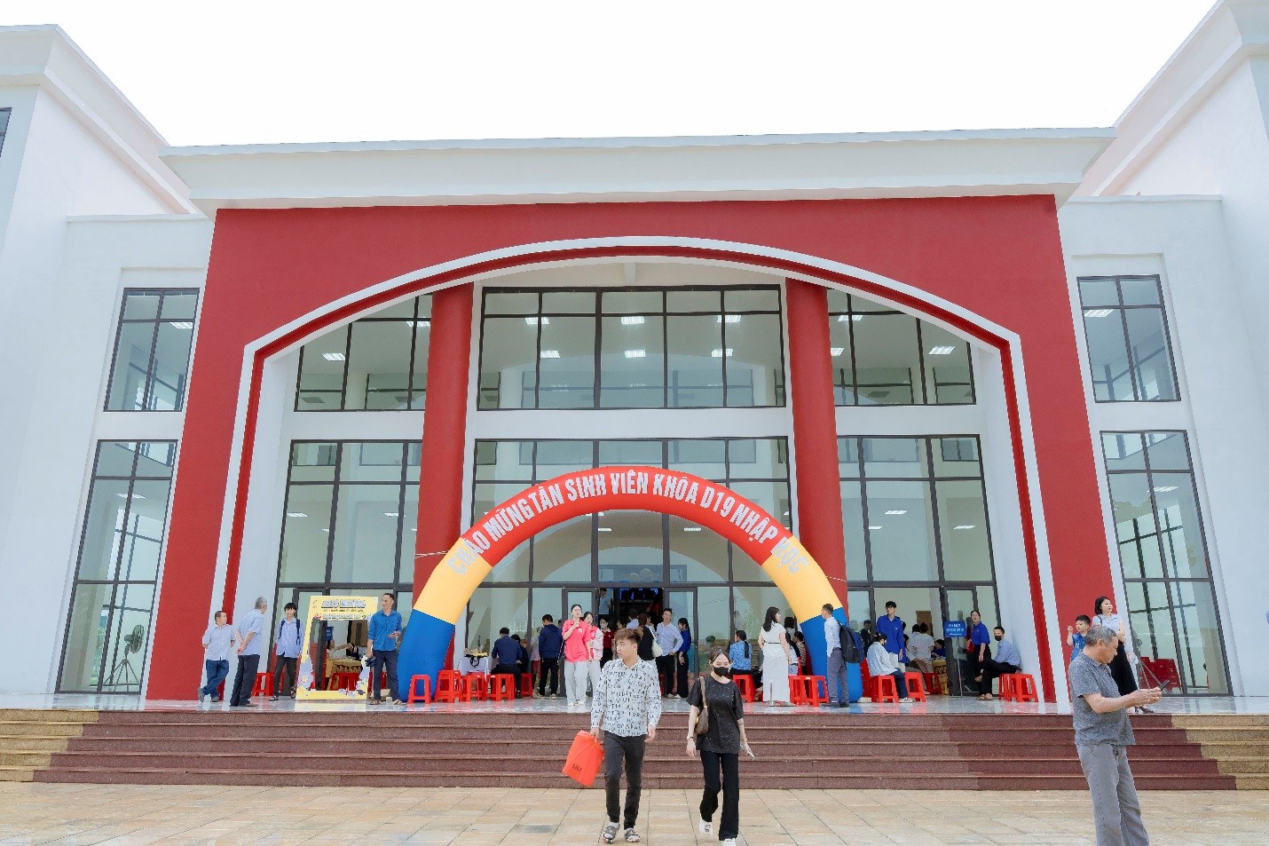 Trường Đại học Hoa Lư đón gần 1.200 tân sinh viên trong hai ngày nhập học năm học 2026-2027