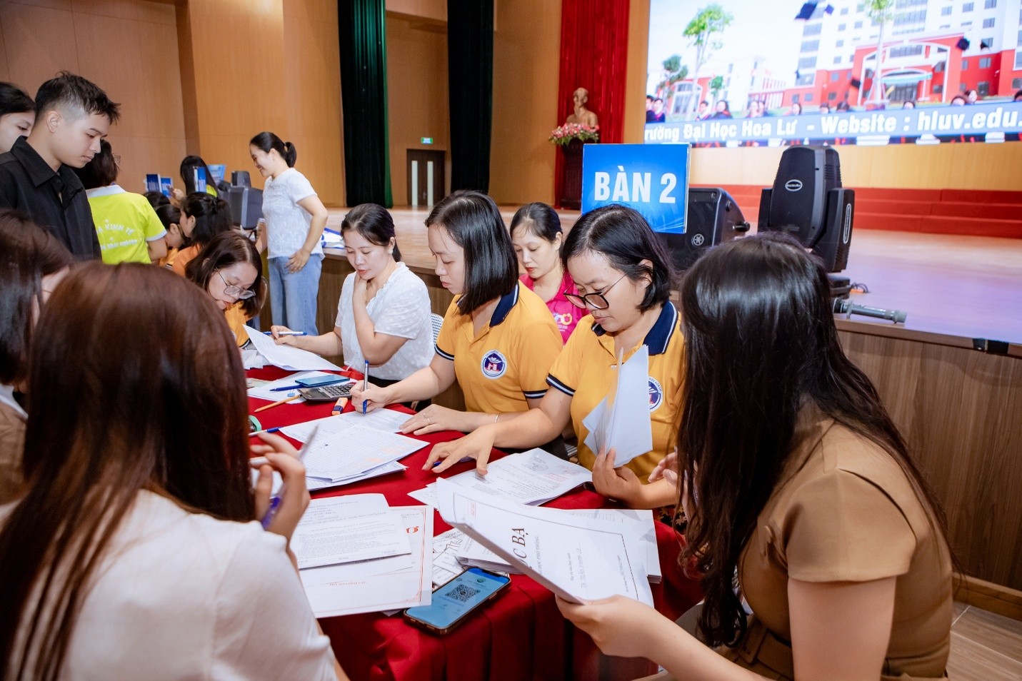 Trường Đại học Hoa Lư đón gần 1.200 tân sinh viên trong hai ngày nhập học năm học 2026-2027